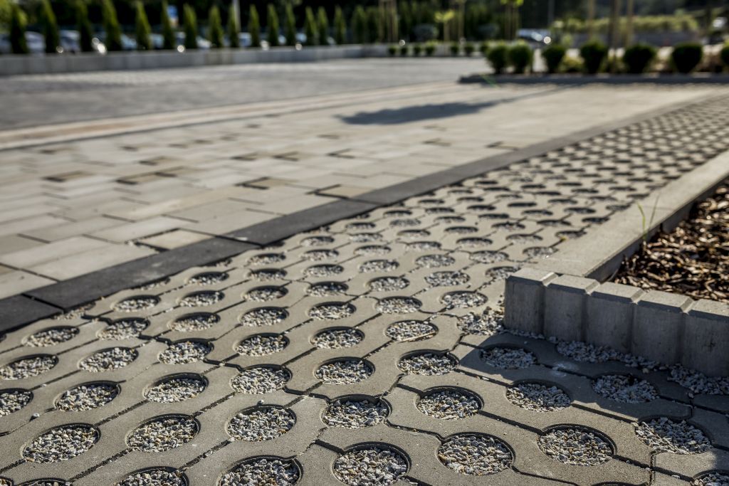 Modnie czy ekologicznie? Rozwiązania na podjazd