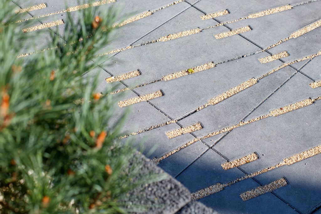Jak estetycznie i funkcjonalnie zaplanować przestrzeń przed domem?