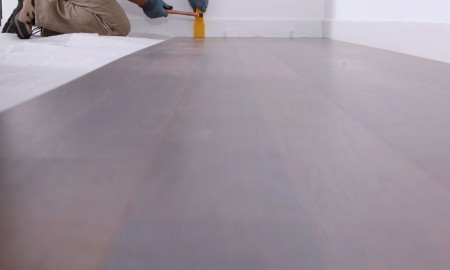 Drewniana podłoga w rękach specjalisty