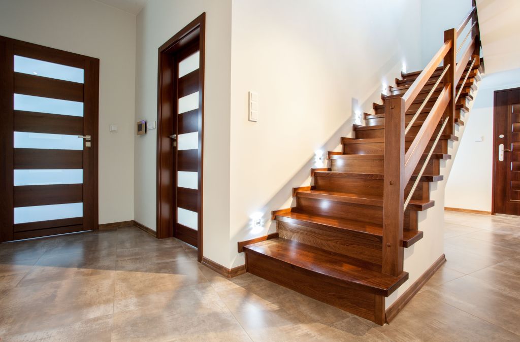 W jaki sposób wybrać schody z drewna?